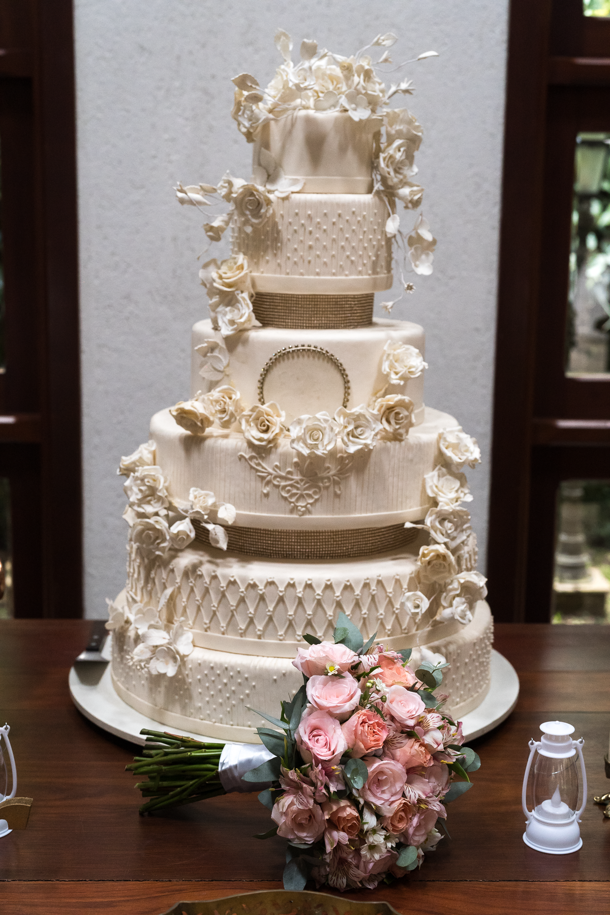 Foto do bolo de casamento. Detalhe do bolo de casamento. Decoração de casamento.