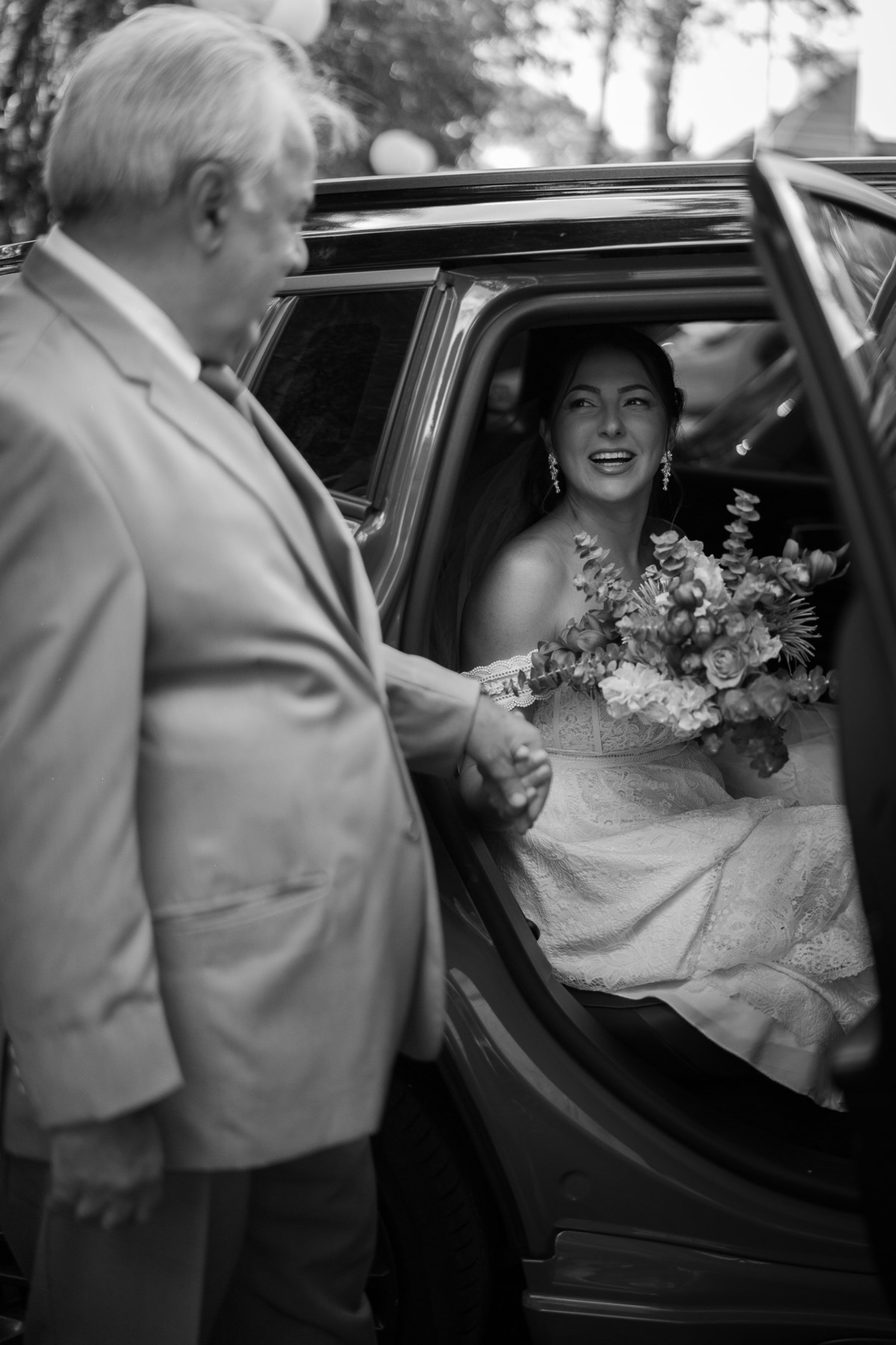e conexão neste momento que é pai vem recepcionar a filha, antes de entrar na cerimônia do seu casamento. 