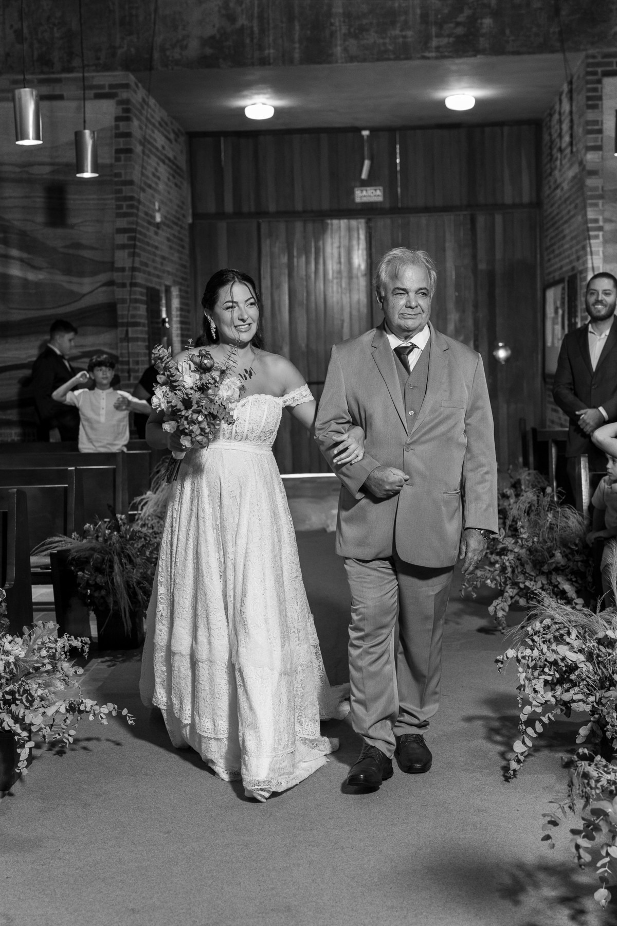 Retrato que representa  a felicidade da noiva prestes a chegar ao altar, e ser recebida pelo seu noivo.