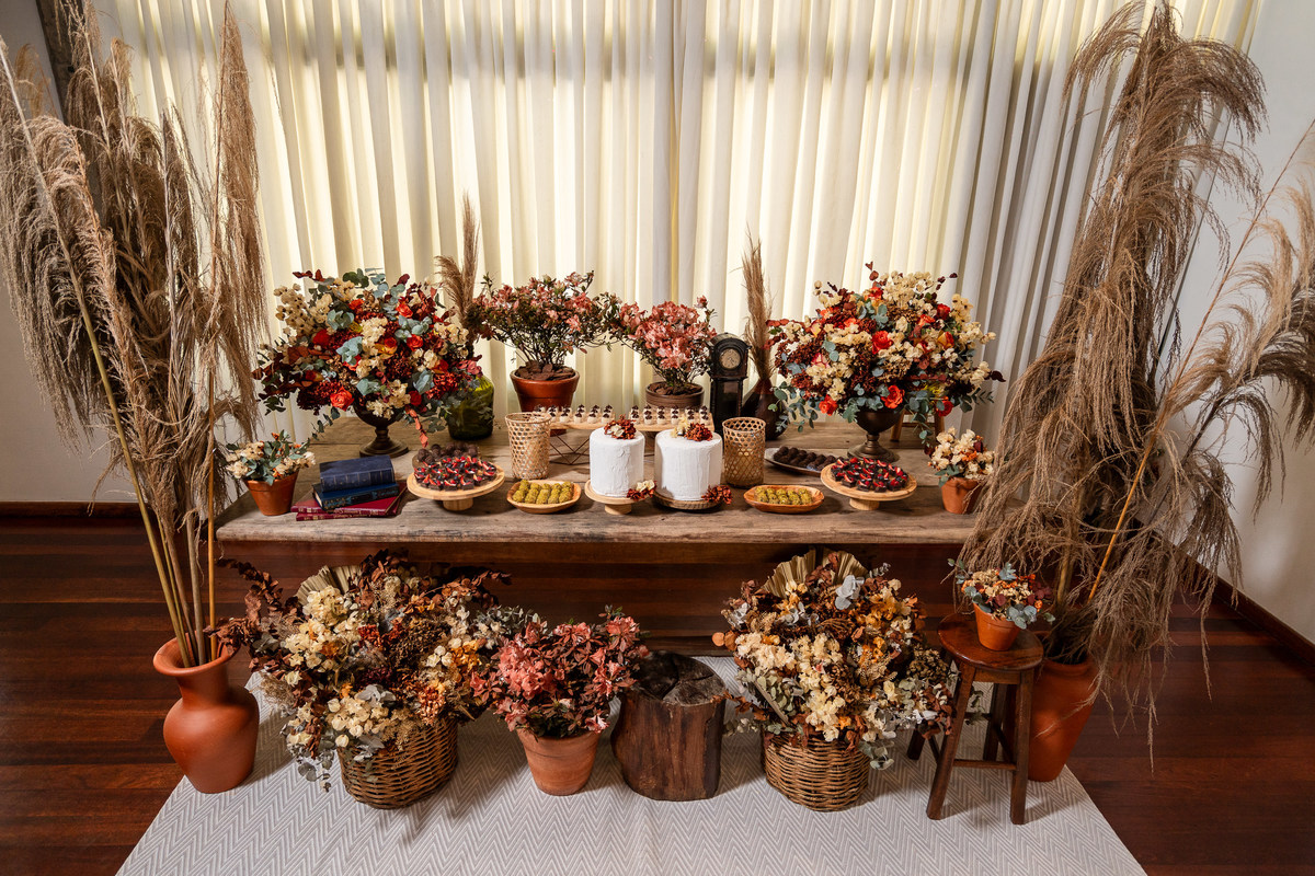 Foto da mesa de doces com estilo vintage, muito elegante.
