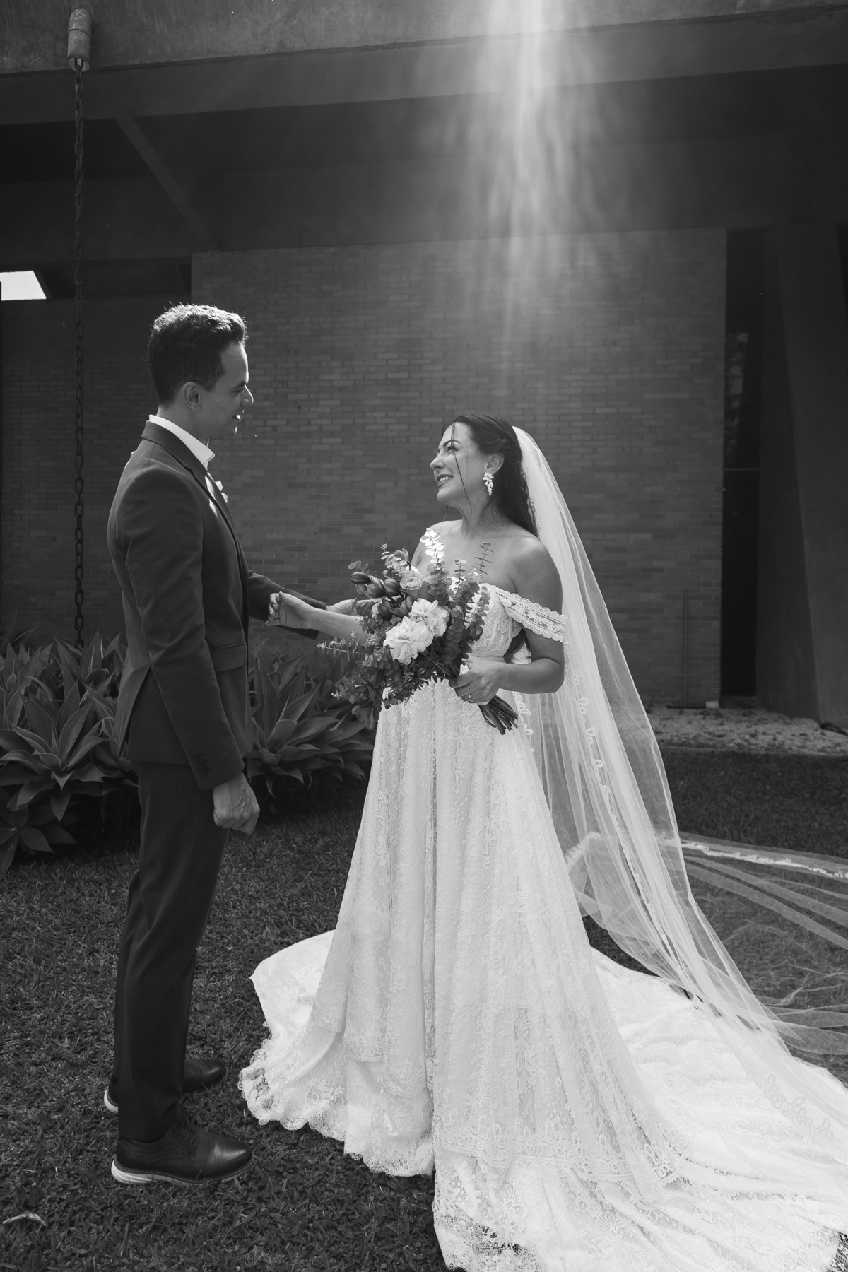 Foto que mostra troca de olhares, entre o novo casal, que mostra muita ternura.