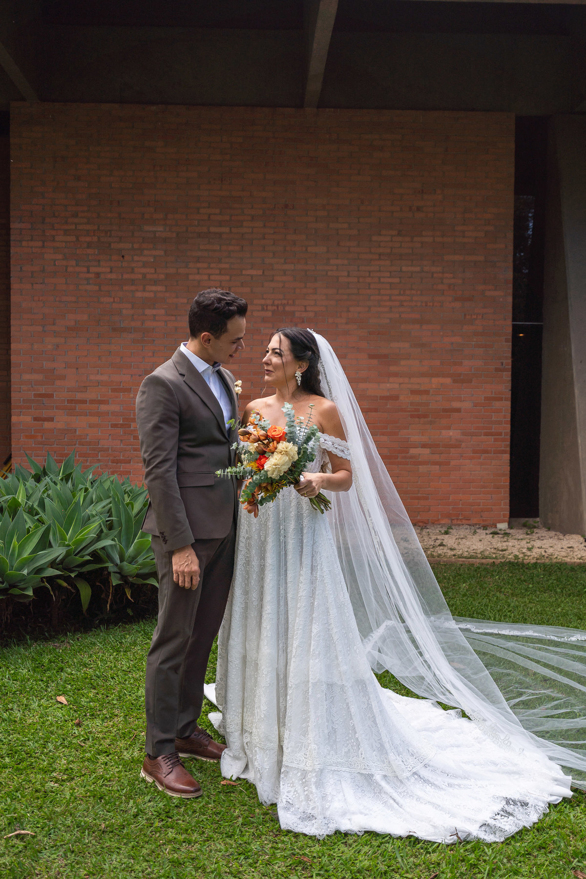 Foto espont6anea do casal após a cerimônia. 