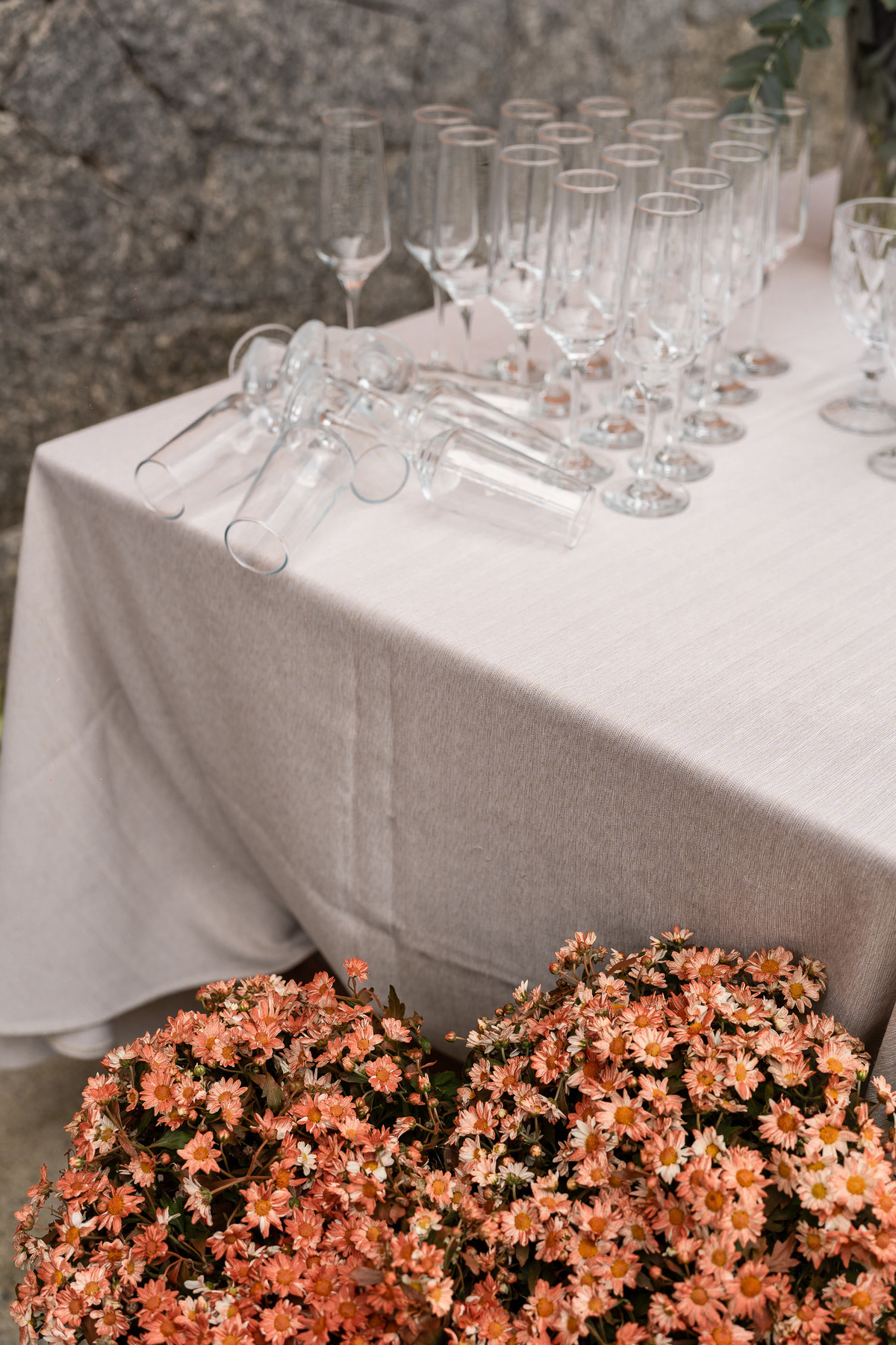 Composição de taças e as flores da decoração do casmento.