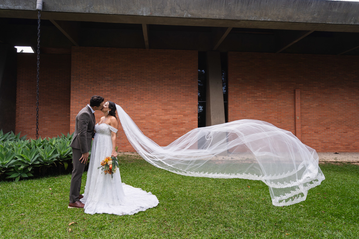Foto clássica do casal, onde foi simulado o véu da noiva voando, ao mesmo tempo de um grande beijo de amor.