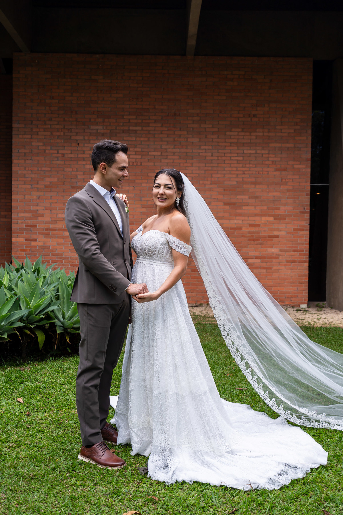 Fotografia que mostra pose simétrica, que gera muita conexão entre o casal.