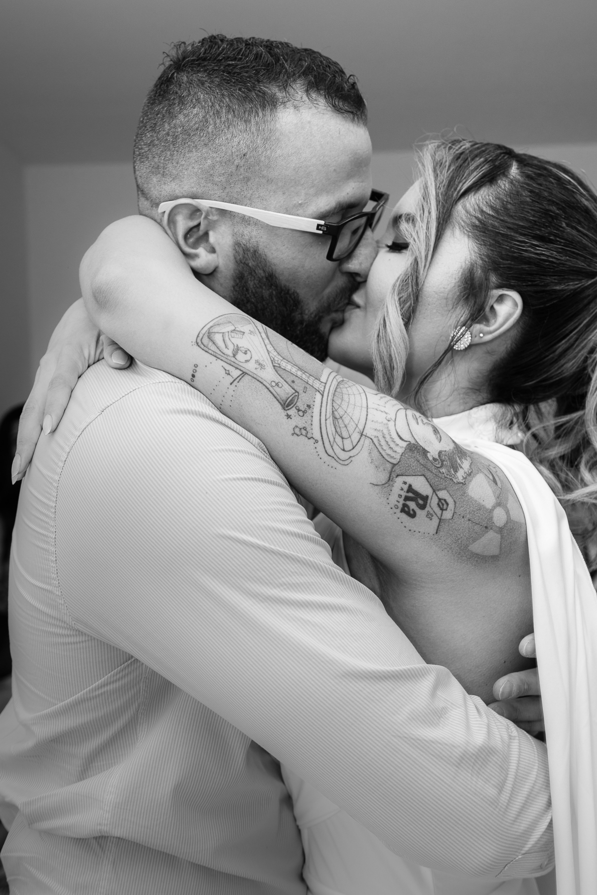Foto do beijo do casal, momento máximo do registro civil.