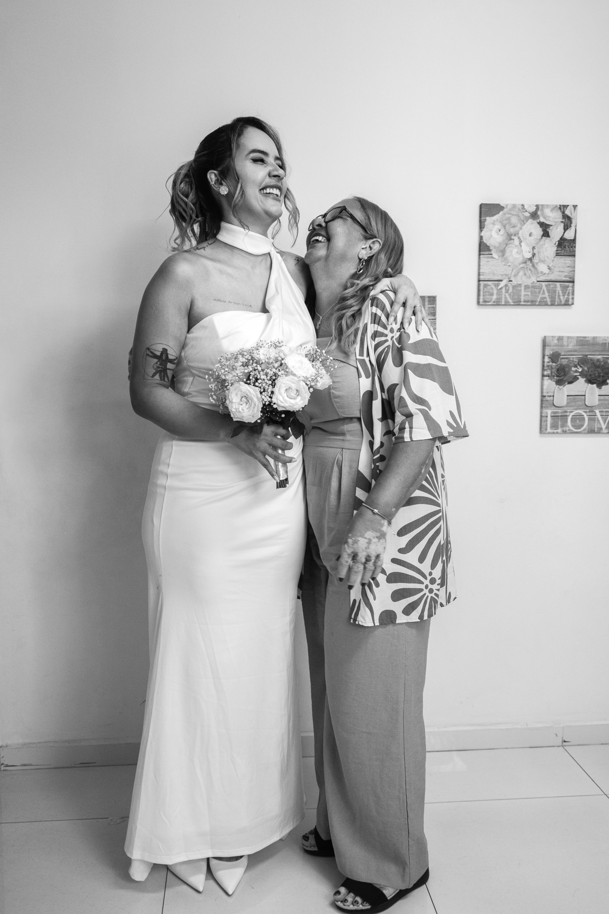Momento registrado pelo fotógrafo no casamento civil, entre a noiva e a mãe que mostra muito afeto entre ela.
