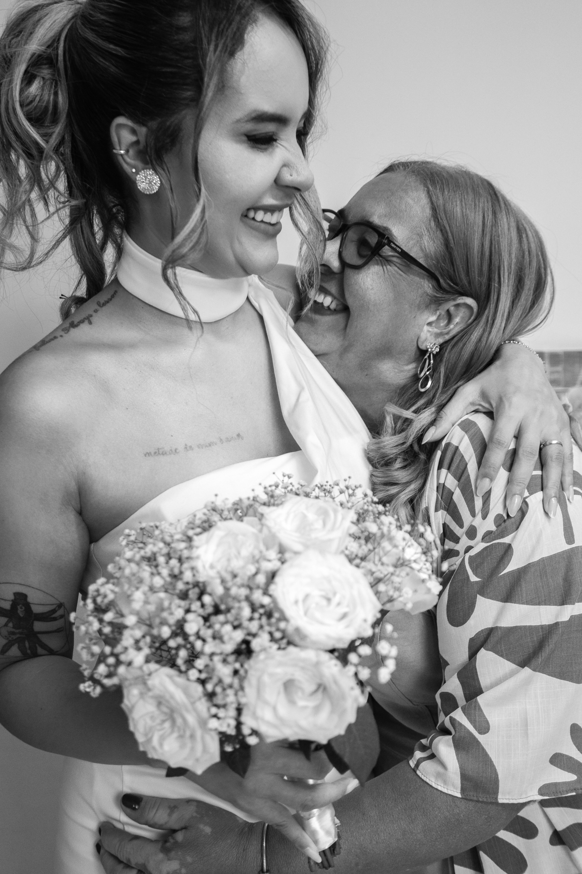 Foto feita no casamento civil, onde mostra muito amor entre  mãe e filha.
