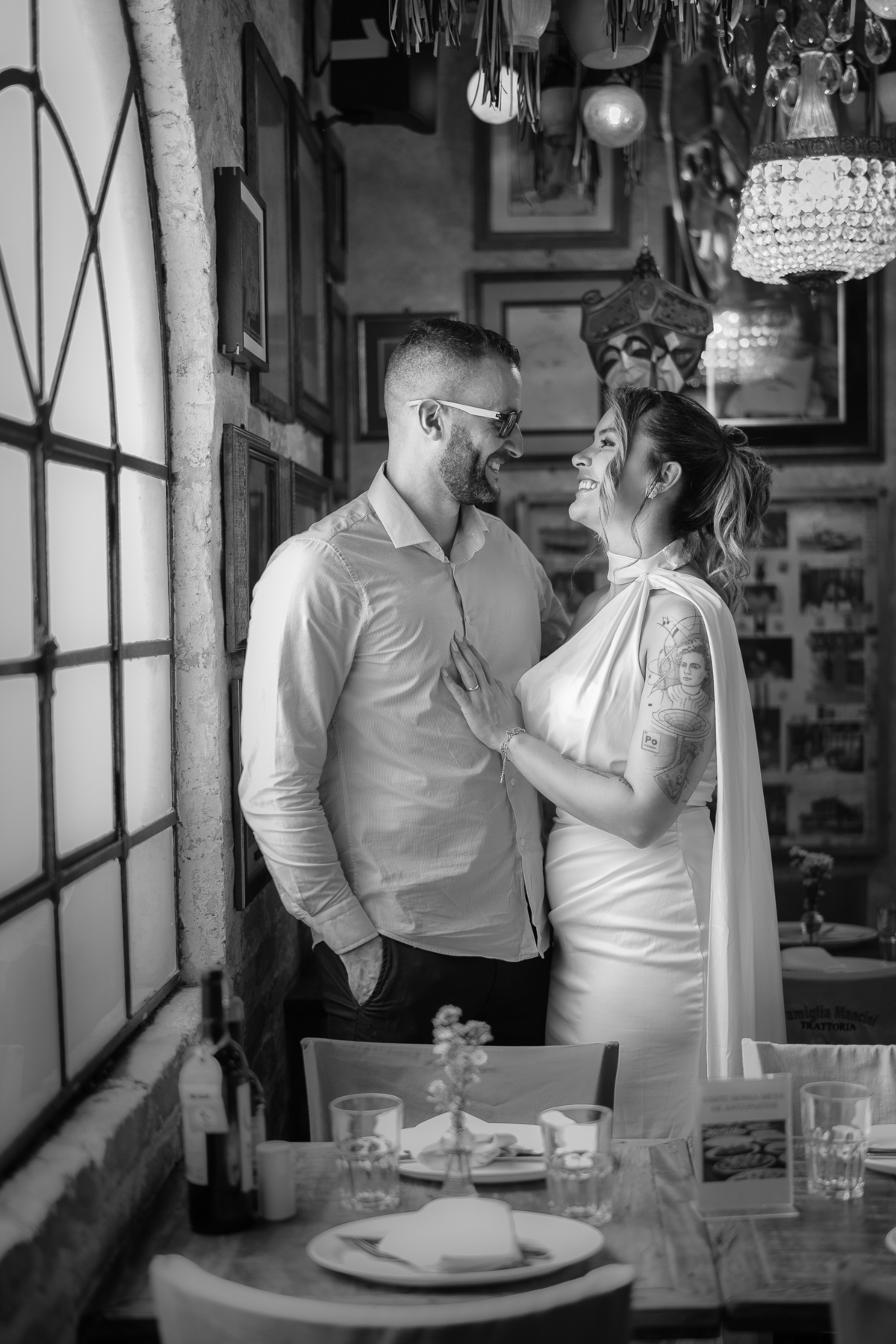 Foto do ensaio do casal feita no próprio casamento, as famosas pousadas. 