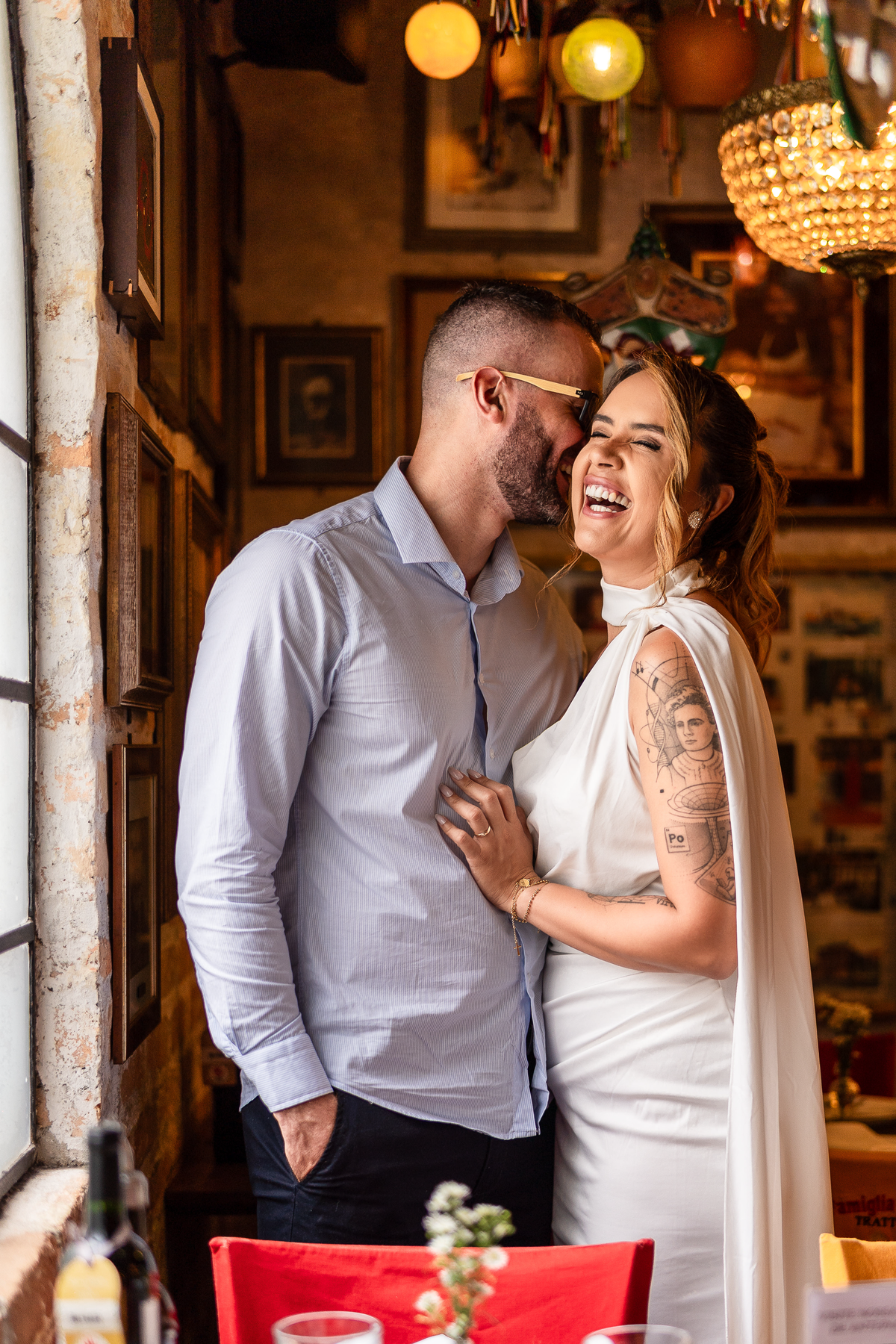 Foto do mini wedding onde mostra uma gargalhada da noiva. Foto totalmente dirigida e conduzida pelo fotógrafo. 
