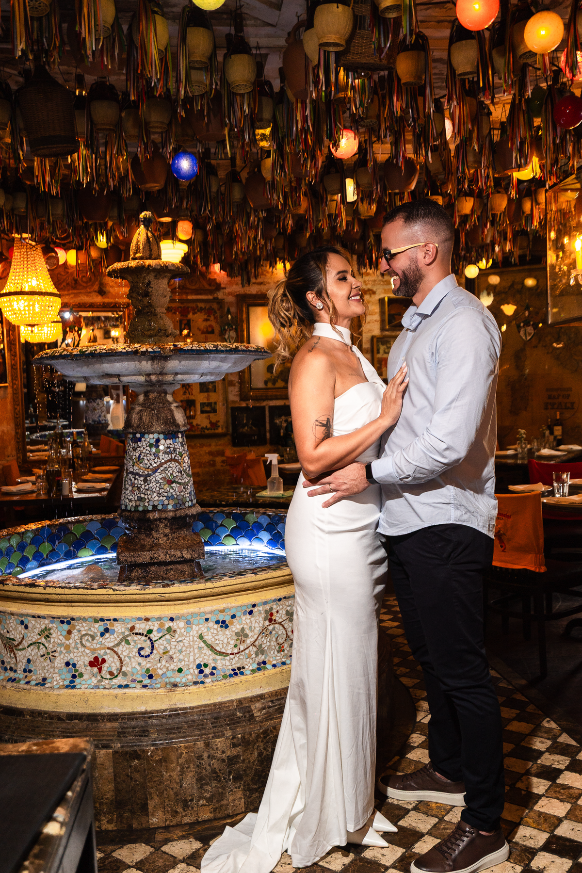 Foto do casal no restaurante tradicional de São Paulo com culinária italiana, Famiglia Mancini Trattoria.