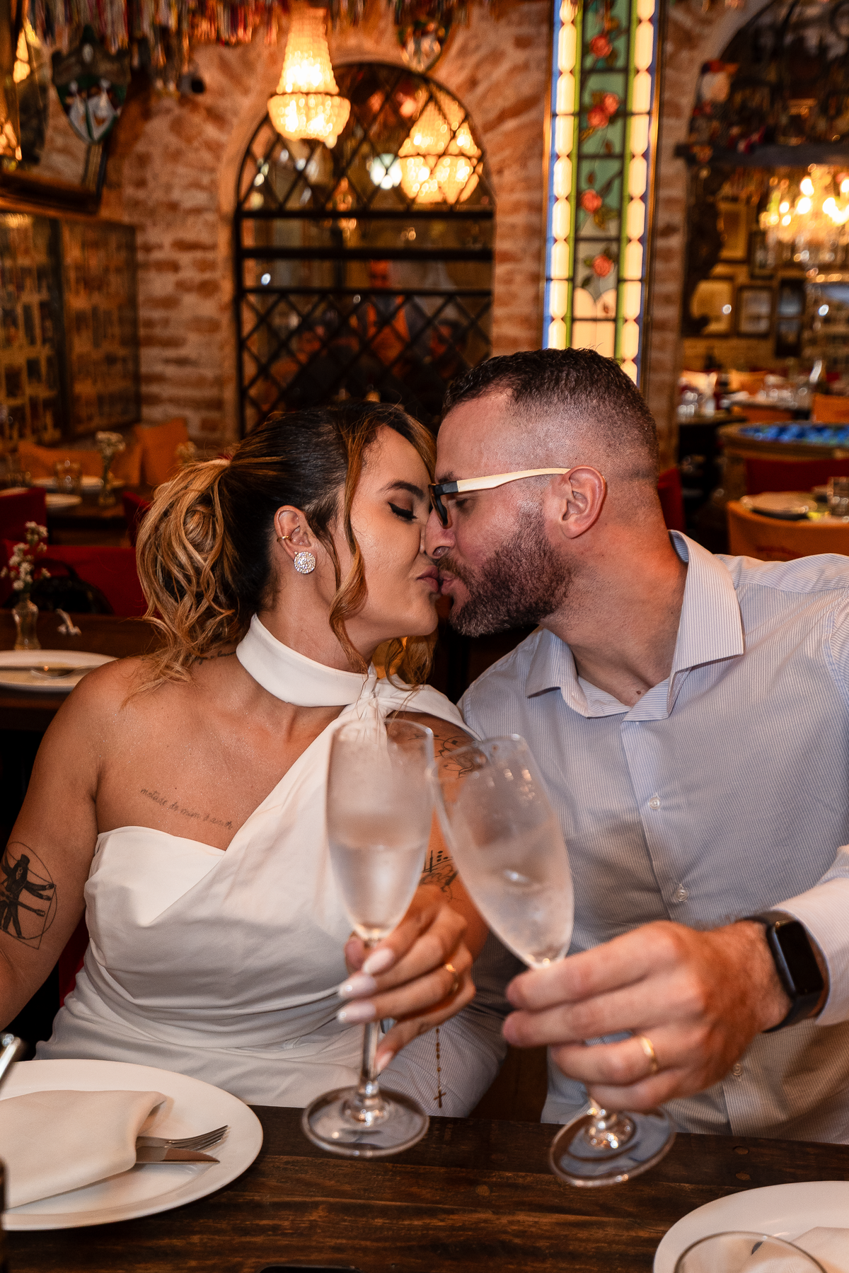 Foto do casamento onde foi registrado o momento de muito amor entre o casal, sinergia pura.