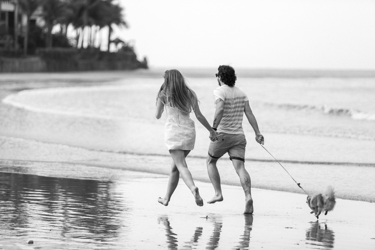 fotode casal na beira mar com o seu pet