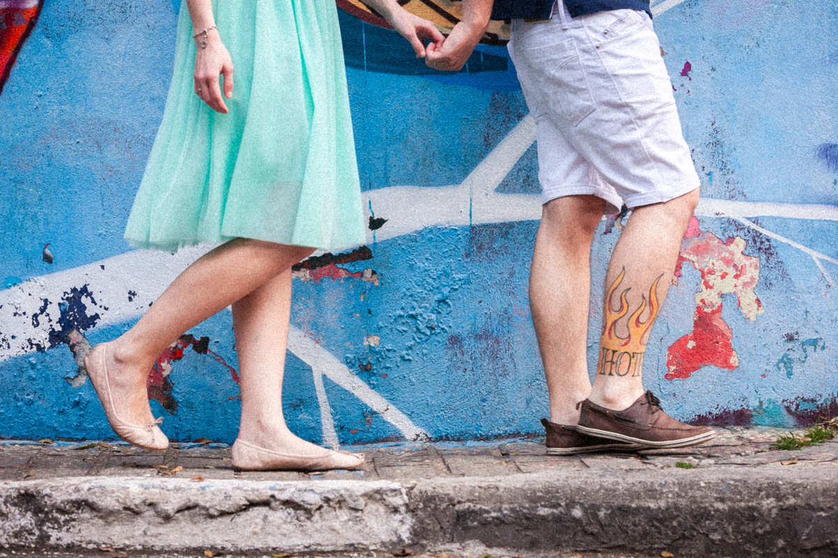 Foto de pré casamento feita na Vila Madalena, beco do batman