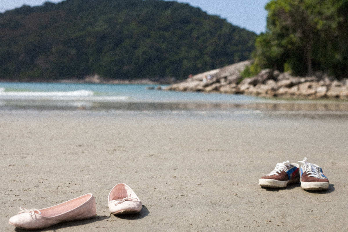 fotografia still, de calçados do casal de pré wedding, feito na areia da praia