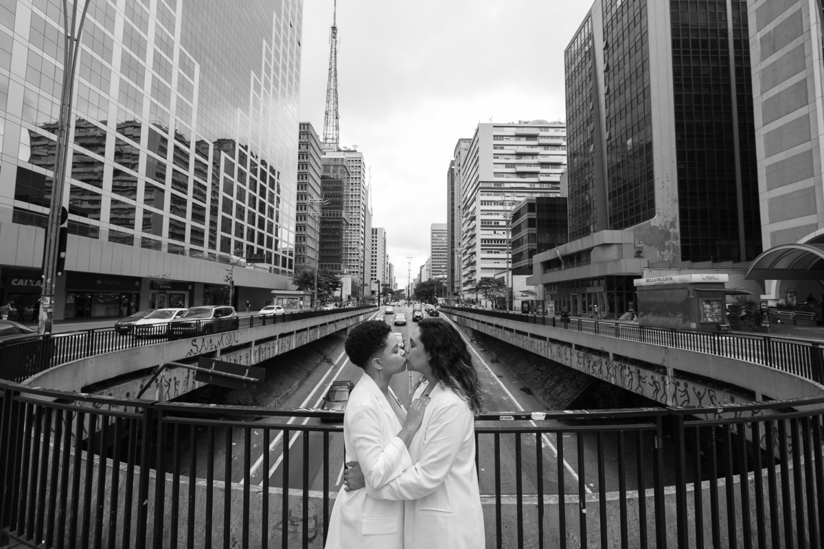 Foto feita na avenida paulista, ensaio de casamento da Giovanna e Joyce