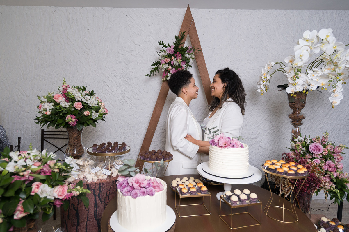 Retrato feito no mini casamento da Giovanna e Jyce, onde mostra a mesa dos doces e bolo de casamento