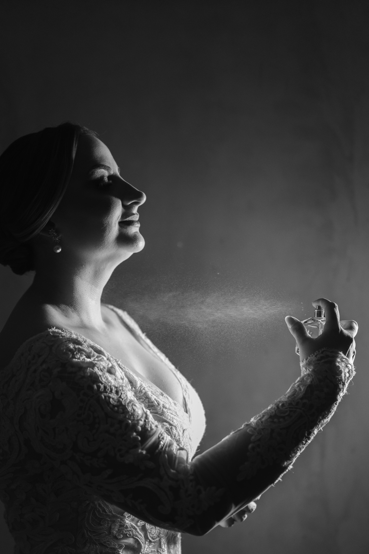Foto clássica da noiva passando perfume, antes da entrada triunfal.
