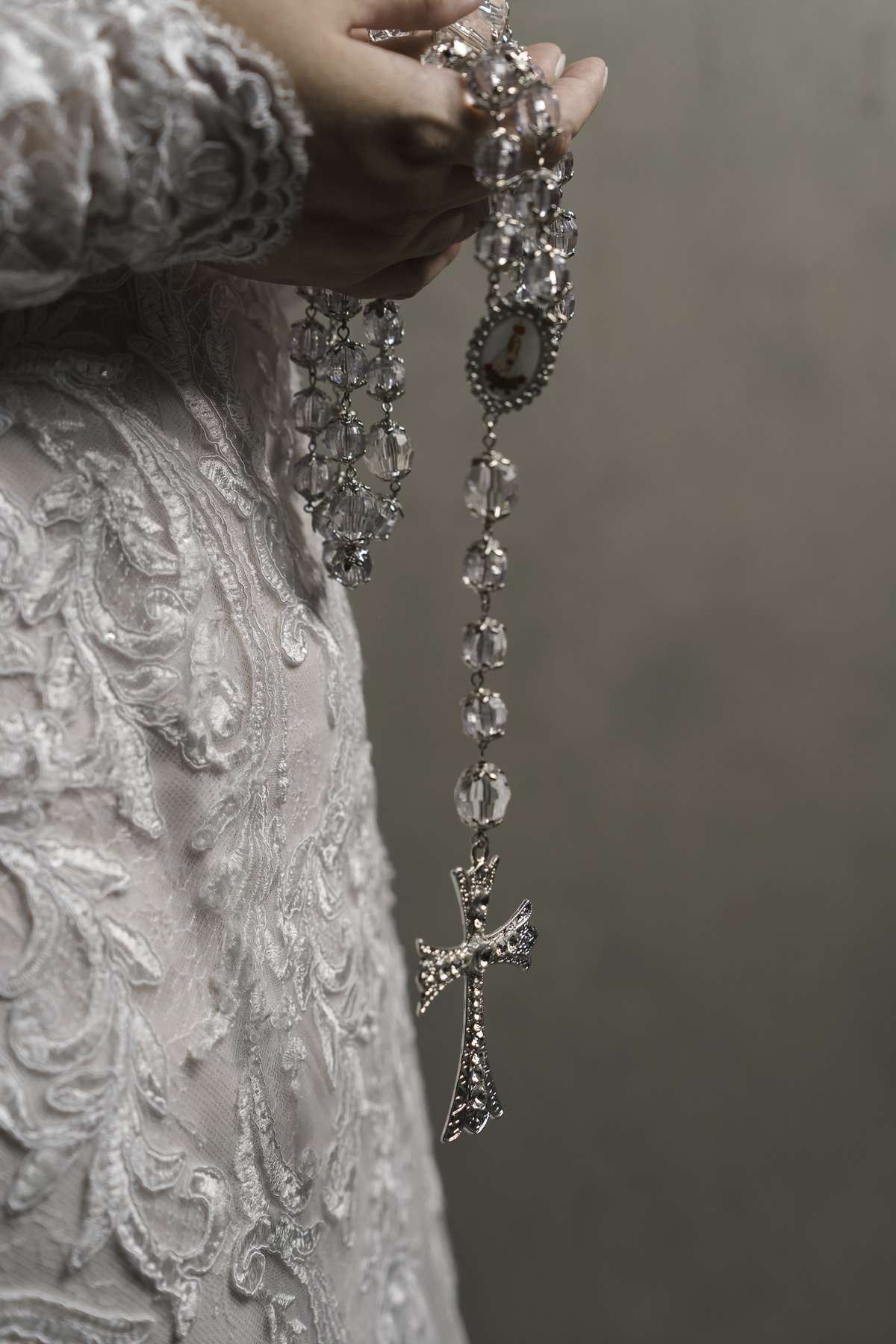 Foto do detalhe do terço da noiva.