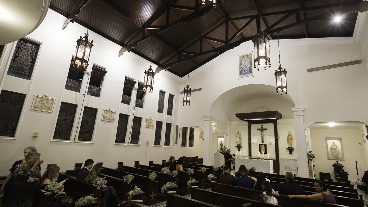 Foto que mostra a parte interna, a arquitetura da Paróquia Nossa Senhora mãe da Igreja, localizada na Alameda Franca no Jardim Paulistano. 