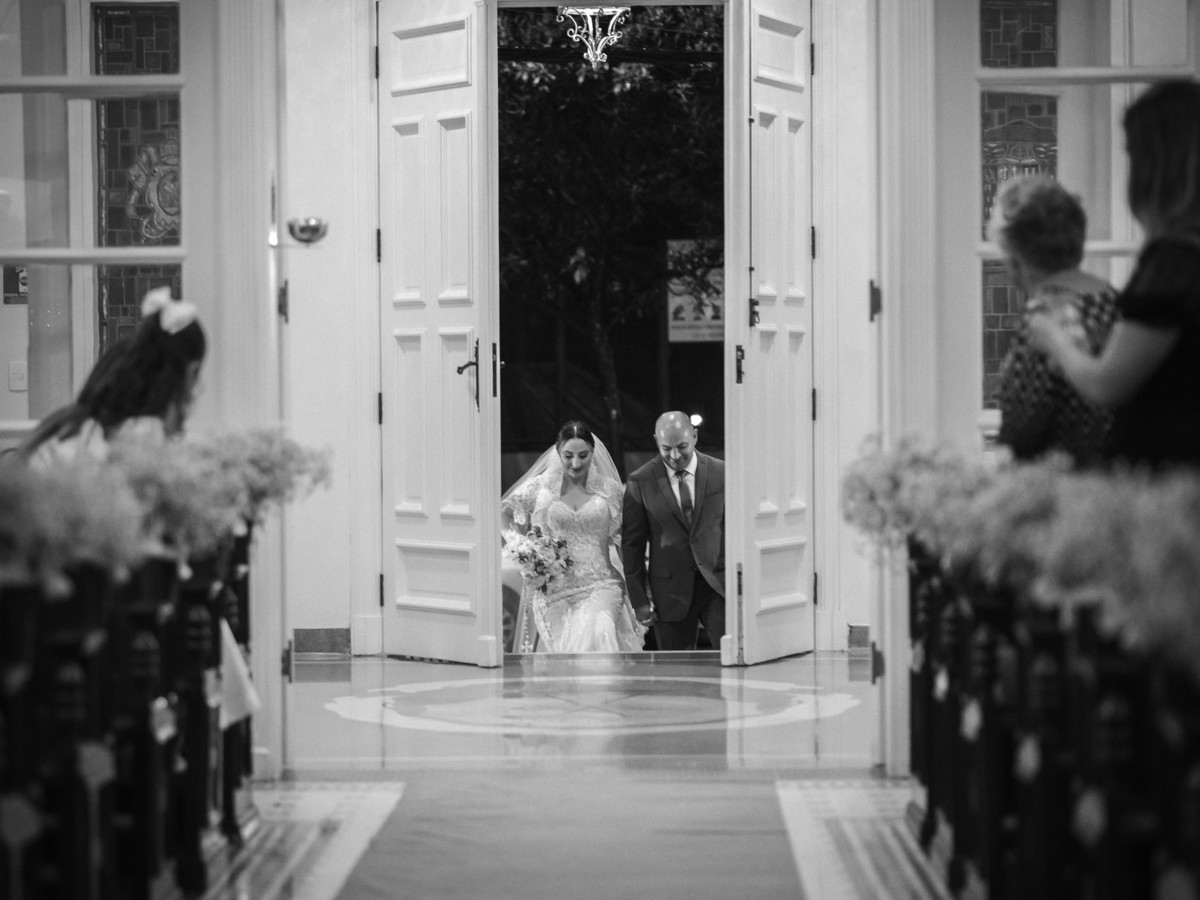 Retrato no estilo documental, da entrada da noiva na igreja, para celebrar seu casamento , católico religioso.