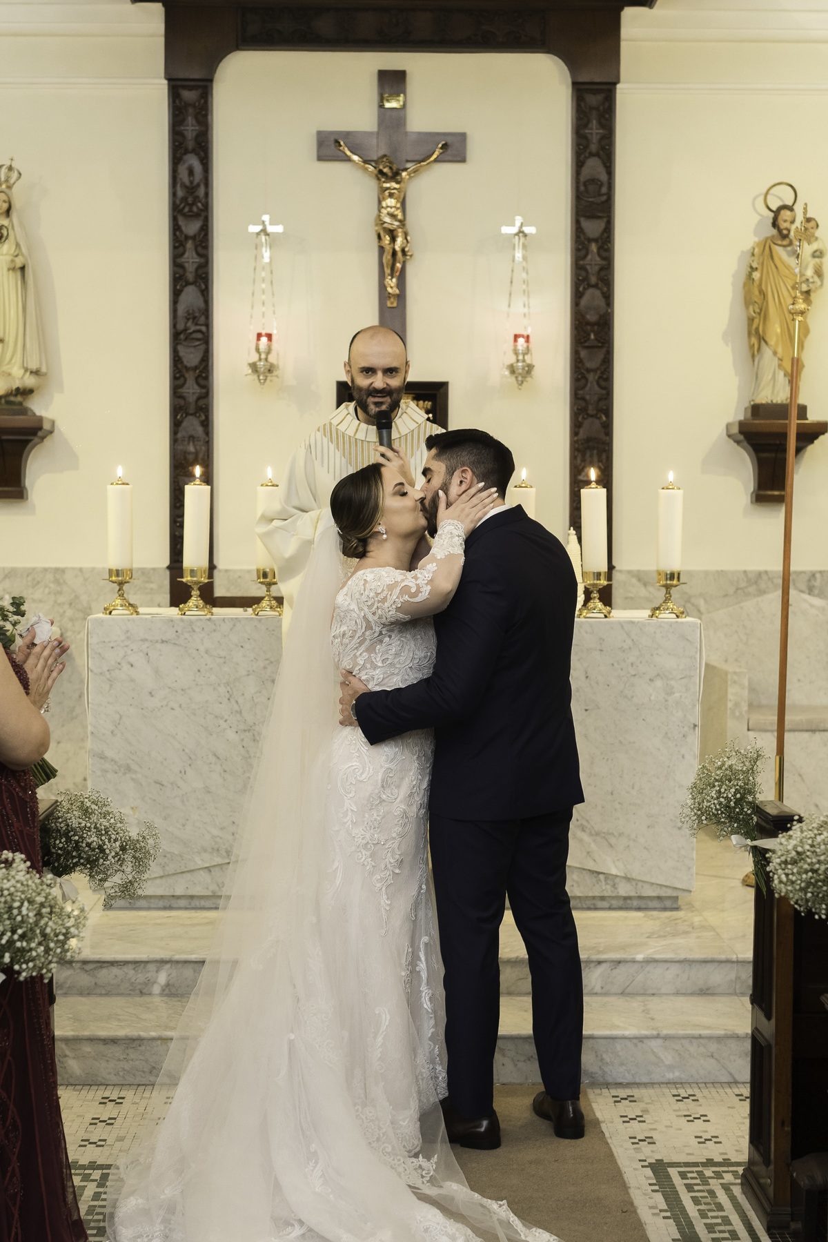 Retrato que mostra a conclusão da cerimônia religiosa de casamento, foto feita na Paróquia Nossa Senhora Mãe da Igreja no Jadim Paulistano