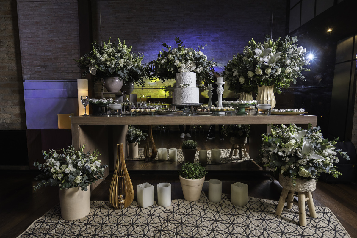 Foto da mesa de doces do casamento, feita na recepção.