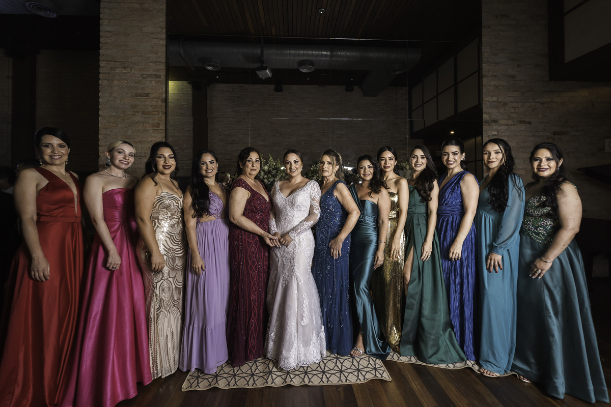 Foto de grupo, feita em casamento com a noiva e suas madrinhas, foto protocolar, feita no restaurante Cantaloup Itaim.
