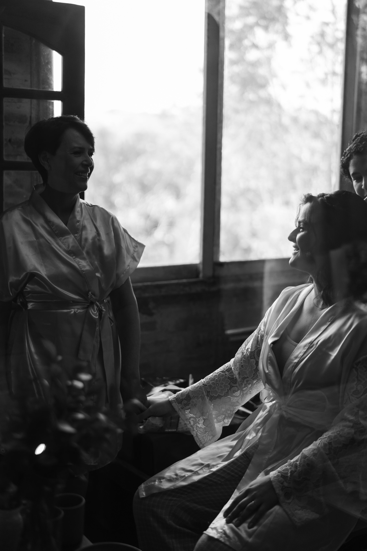 Nesta foto registra um momento único e muito afetivo, entre mãe e filha que está prestes a se casar.