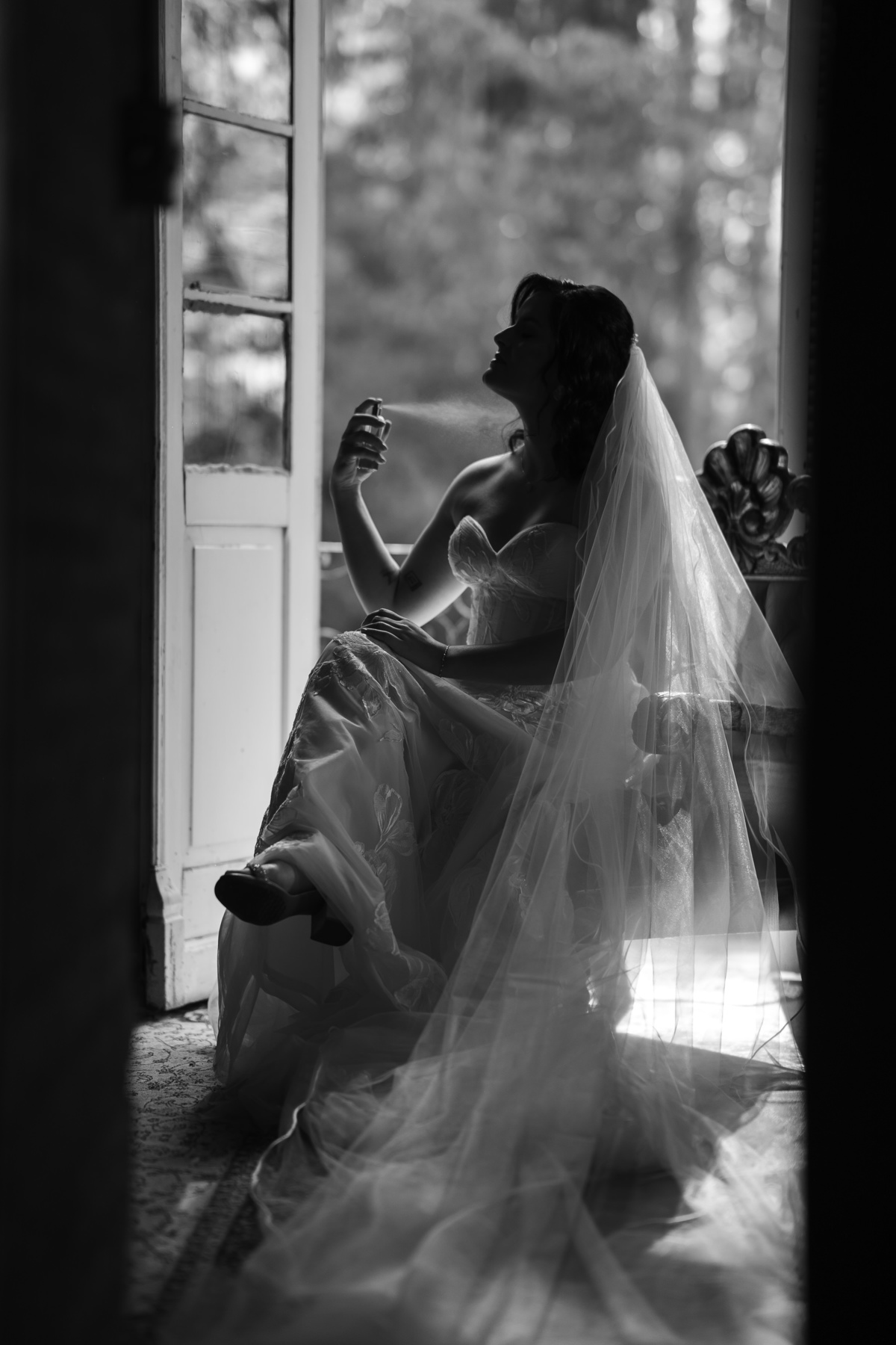 Foto documental que mostra o momento exato que a noiva se perfuma, minutos antes de adentrar a cerimônia do seu casamento.