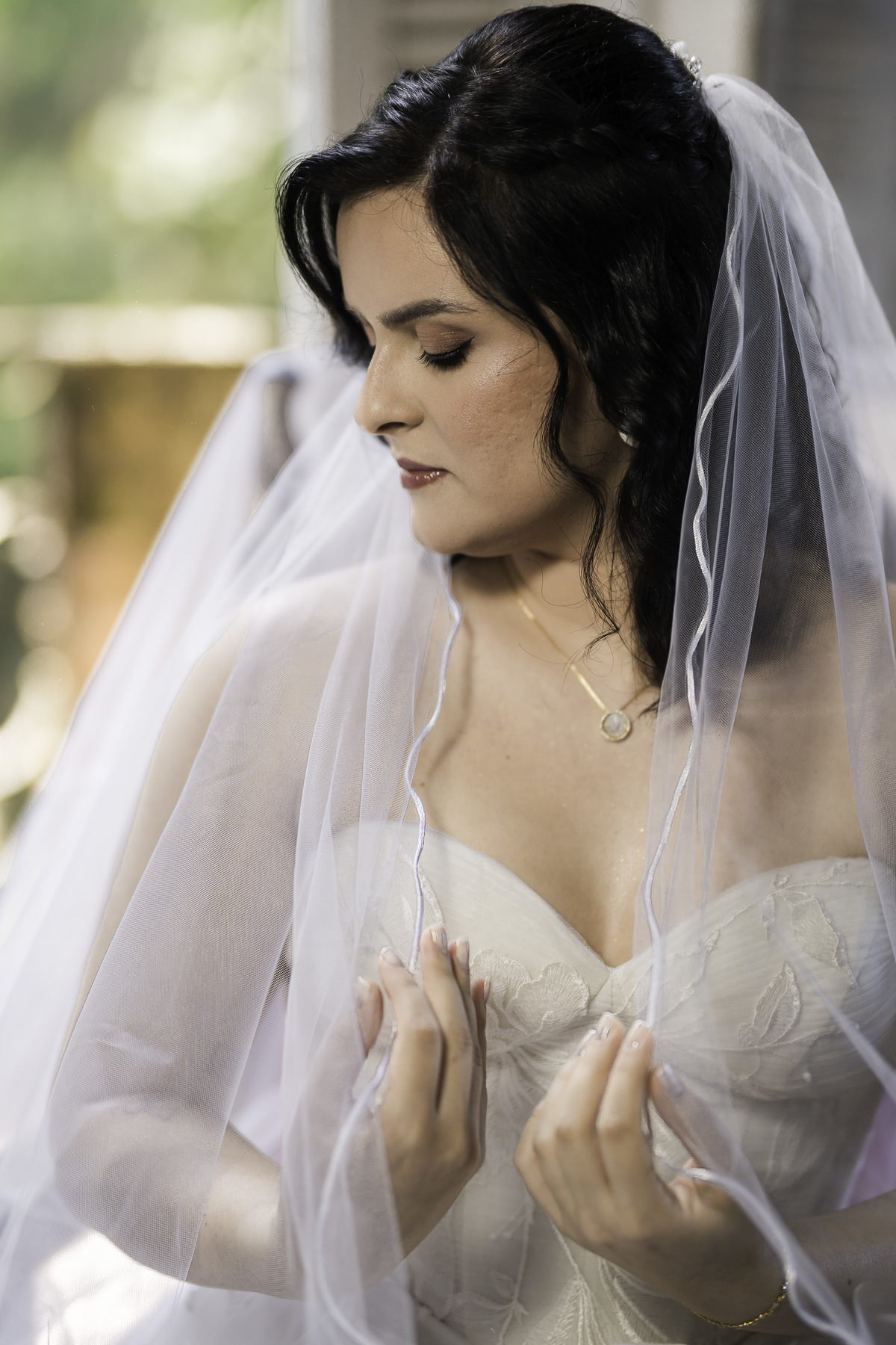 Retrato documental, dirigida pelo fotógrafo, bride com o seu véu envolvente.