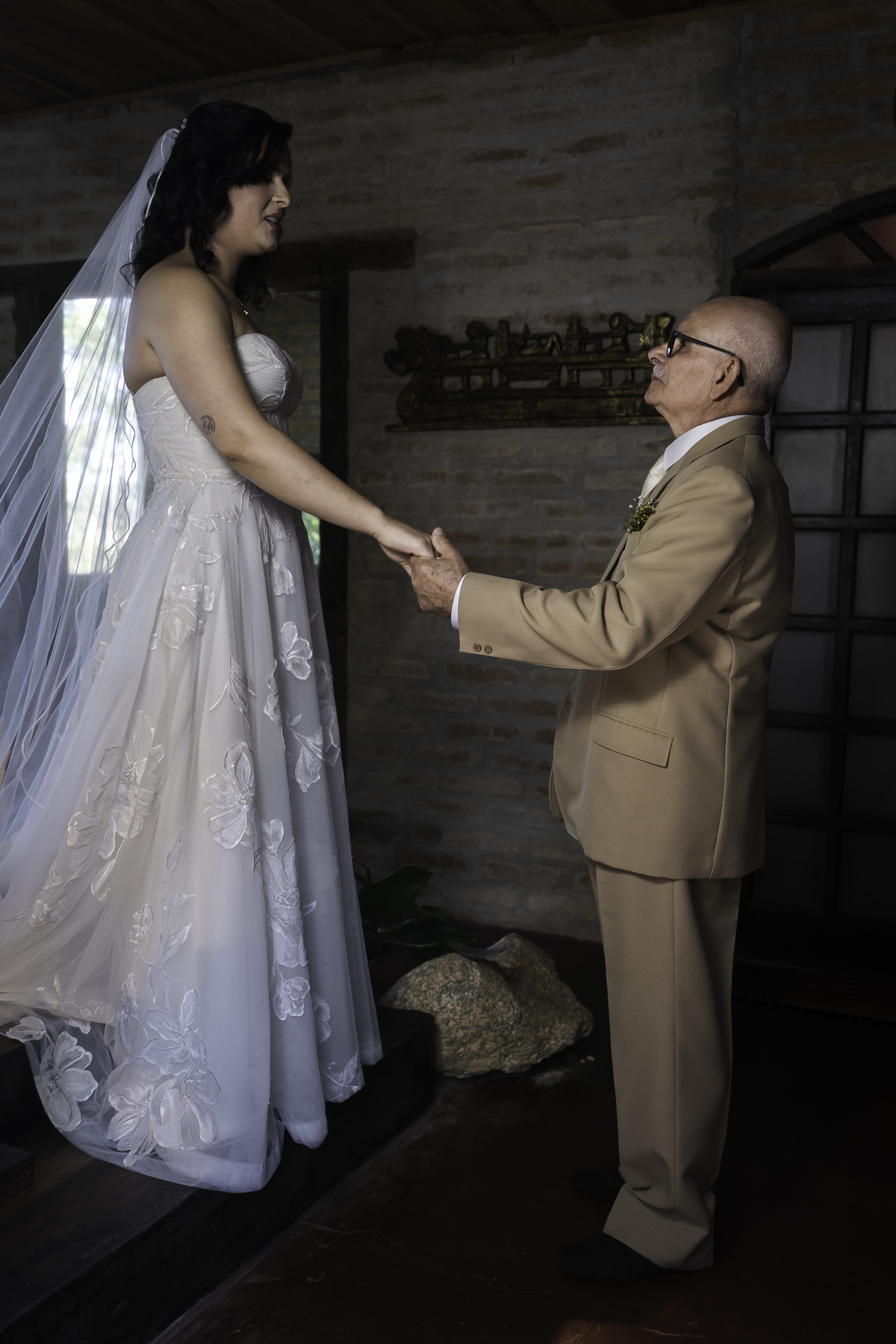 Foto extraordinária no estilo documental, espont6anea, que registrou o momento em que o pai da noiva a vê pela primeira vez, noiva pronta para casar. fisrtlook