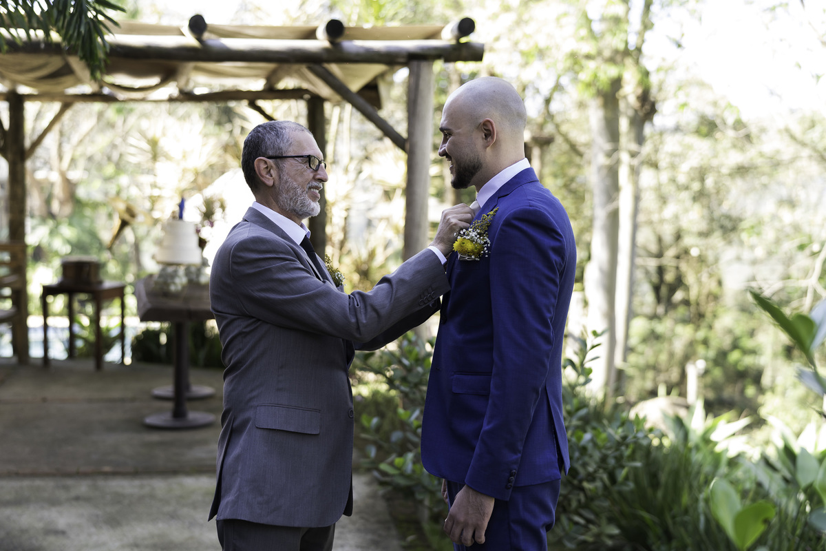Foto que mostra o making of do noivo, com o seu pai.