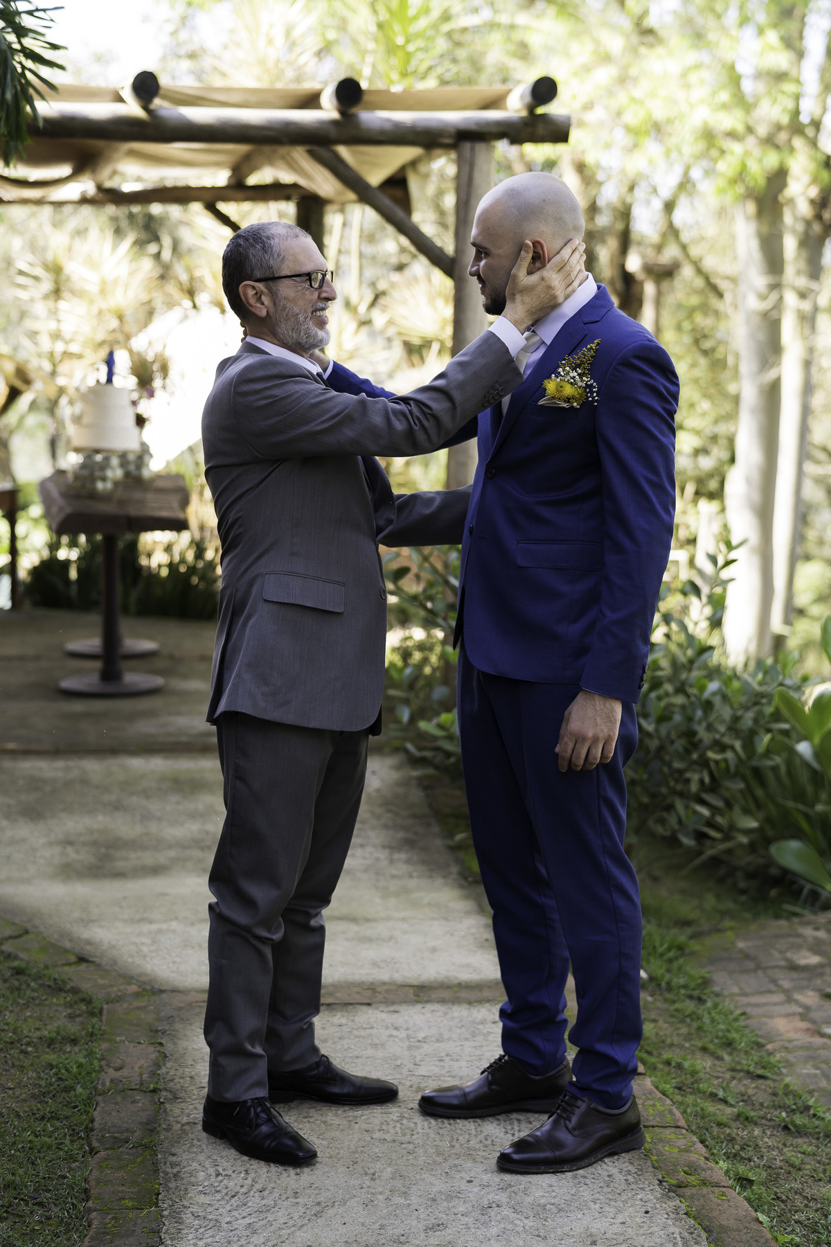 Foto que registrou pai do noivo ajustando a roupa do filho, minutos antes da cerimônia.