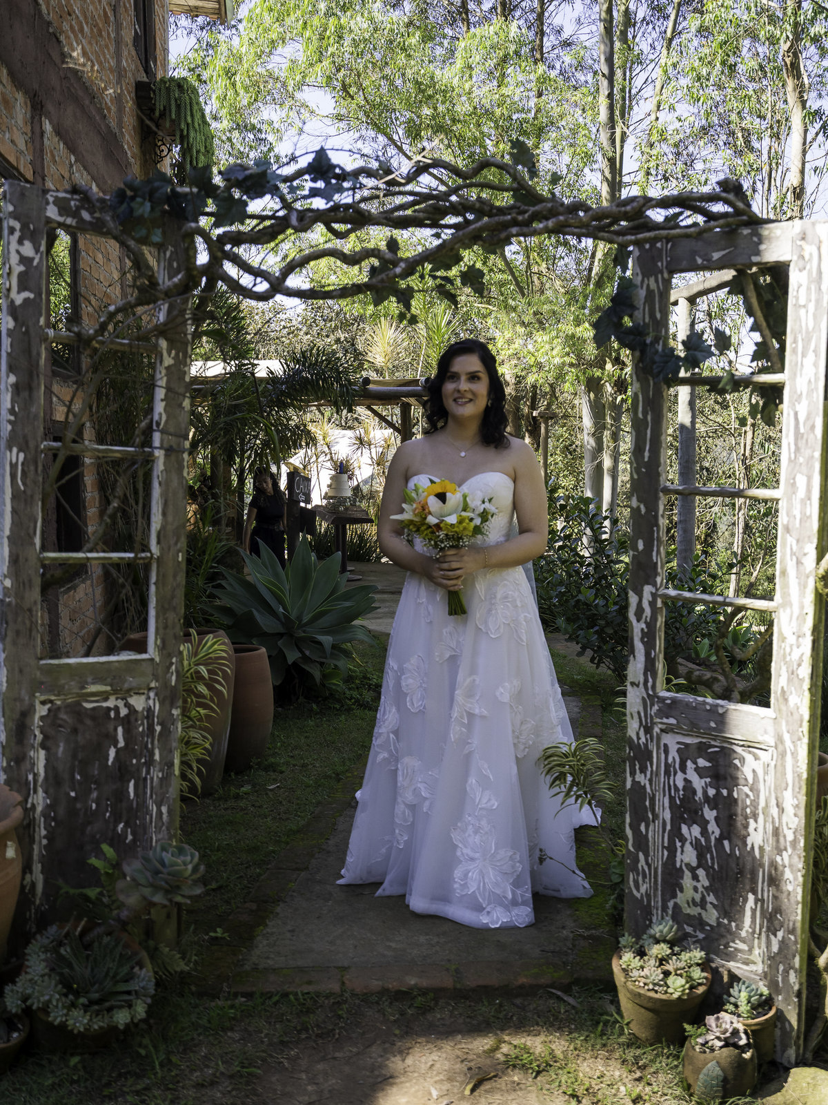 Foto da entrada da noiva na cerimônia de casamento.