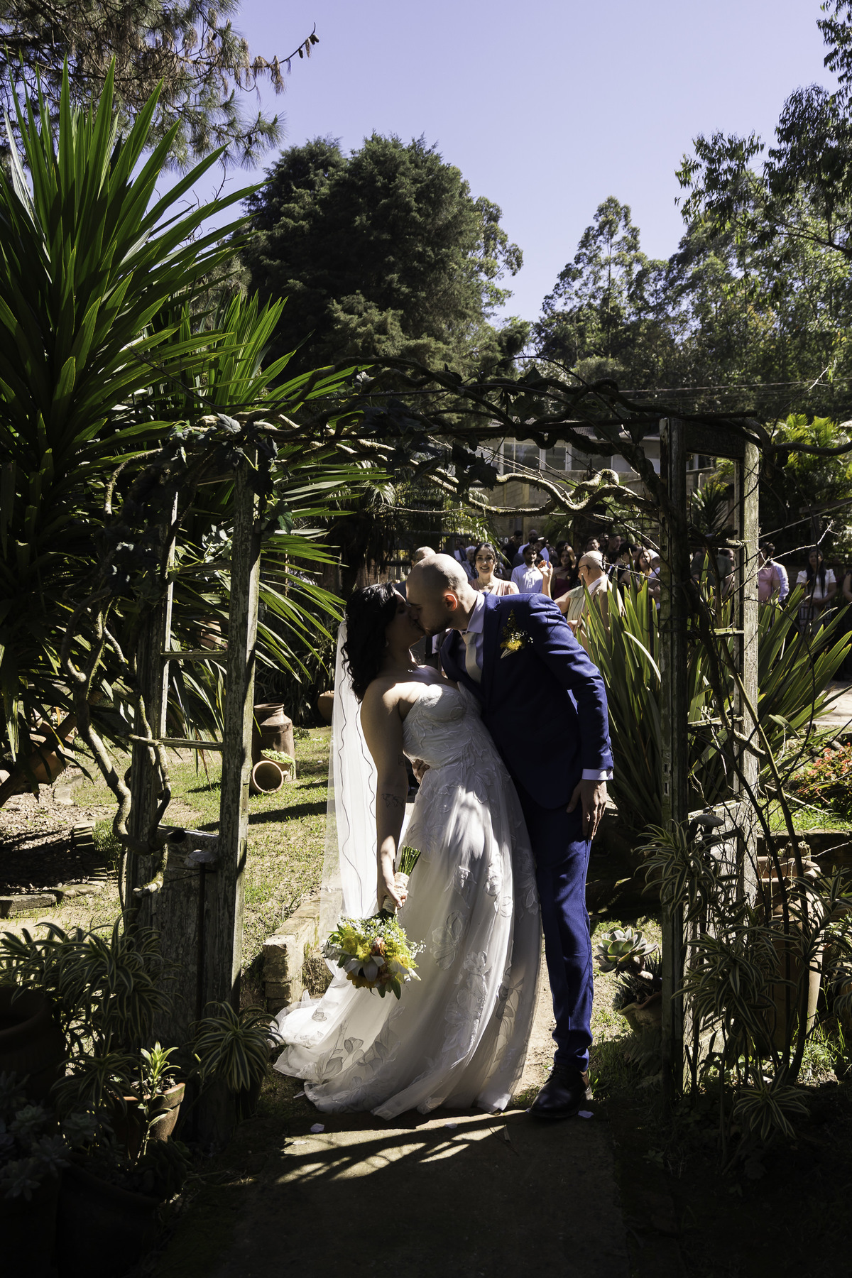 Foto que registrou o beijo final do casal, rescem casados, saindo da cerirônia em Mariporã.
