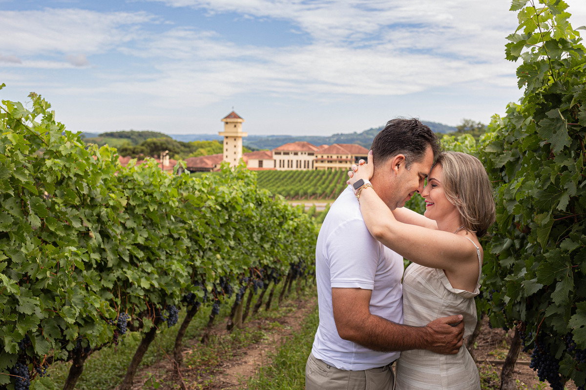 Vinhedos Amor História Fotografia Aline Bortolini Fotografia Fotógrafo no vale dos vinhedos Case na Serra Gaúcha Garibaldi Bento Gonçalves Ensaio de casal Ensaio externo Bodas de prata Vinho Celebração