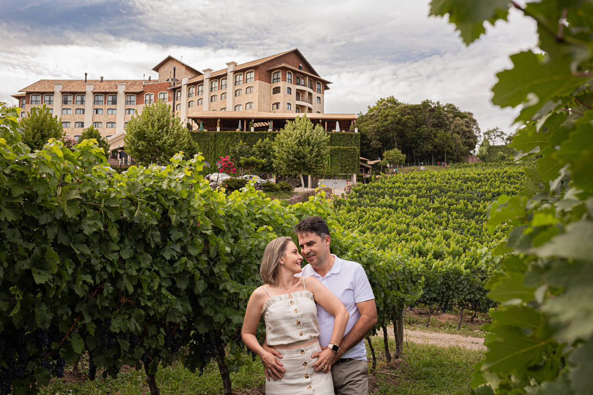 Vinhedos Amor História Fotografia Aline Bortolini Fotografia Fotógrafo no vale dos vinhedos Case na Serra Gaúcha Garibaldi Bento Gonçalves Ensaio de casal Ensaio externo Bodas de prata Vinho Celebração
