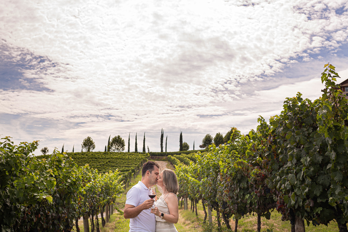 Vinhedos Amor História Fotografia Aline Bortolini Fotografia Fotógrafo no vale dos vinhedos Case na Serra Gaúcha Garibaldi Bento Gonçalves Ensaio de casal Ensaio externo Bodas de prata Vinho Celebração