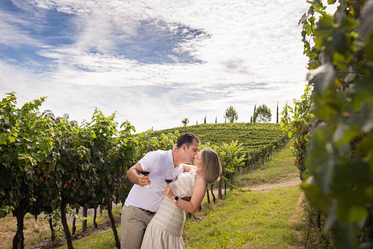 Vinhedos Amor História Fotografia Aline Bortolini Fotografia Fotógrafo no vale dos vinhedos Case na Serra Gaúcha Garibaldi Bento Gonçalves Ensaio de casal Ensaio externo Bodas de prata Vinho Celebração