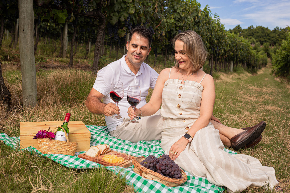 Vinhedos Amor História Fotografia Aline Bortolini Fotografia Fotógrafo no vale dos vinhedos Case na Serra Gaúcha Garibaldi Bento Gonçalves Ensaio de casal Ensaio externo Bodas de prata Vinho Celebração
