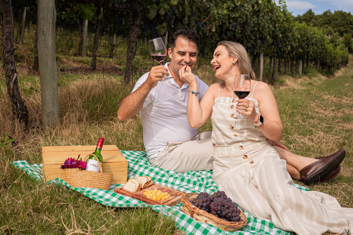 Vinhedos Amor História Fotografia Aline Bortolini Fotografia Fotógrafo no vale dos vinhedos Case na Serra Gaúcha Garibaldi Bento Gonçalves Ensaio de casal Ensaio externo Bodas de prata Vinho Celebração
