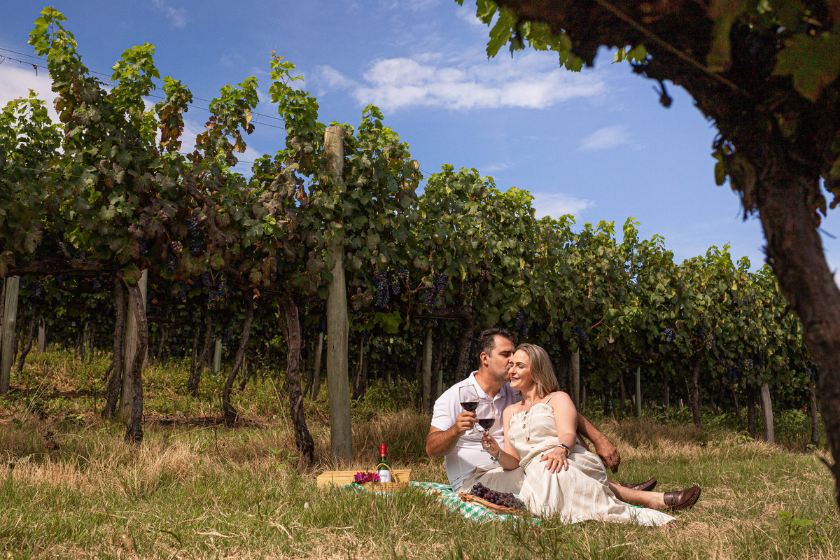 Vinhedos Amor História Fotografia Aline Bortolini Fotografia Fotógrafo no vale dos vinhedos Case na Serra Gaúcha Garibaldi Bento Gonçalves Ensaio de casal Ensaio externo Bodas de prata Vinho Celebração