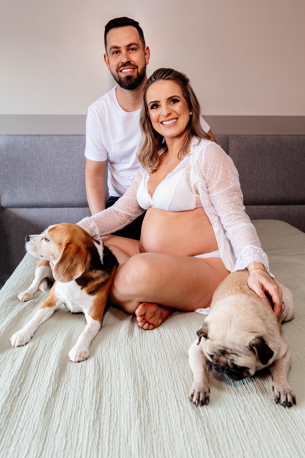 
Ensaio Gestante Gestação  Bebê à Bordo Fotografia de gestante Fotógrafos em Garibaldi Fotografia em garibaldi Aline Bortolini Aline Bortolini Fotografia Fotografia em Bento Gonçalves Doce espera Fotografia no vale dos vinhedos Mãe de menino dog família
