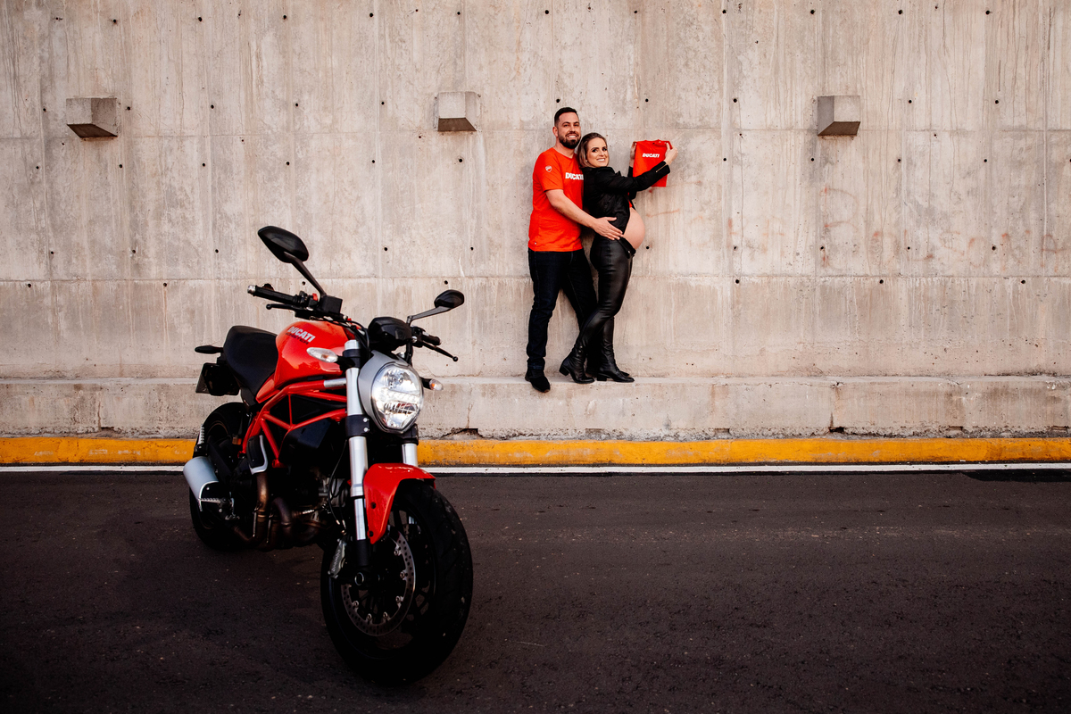 
Ensaio Gestante Gestação  Bebê à Bordo Fotografia de gestante Fotógrafos em Garibaldi Fotografia em garibaldi Aline Bortolini Aline Bortolini Fotografia Fotografia em Bento Gonçalves Doce espera Fotografia no vale dos vinhedos Mãe de menino dog família