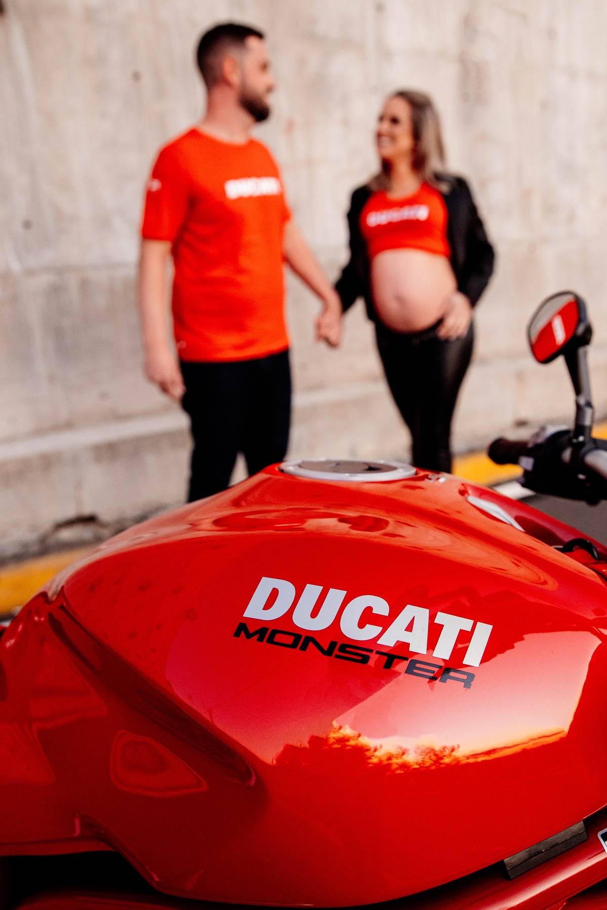 Ensaio Gestante Gestação  Bebê à Bordo Fotografia de gestante Fotógrafos em Garibaldi Fotografia em garibaldi Aline Bortolini Aline Bortolini Fotografia Fotografia em Bento Gonçalves Doce espera Fotografia no vale dos vinhedos Mãe de menino dog família