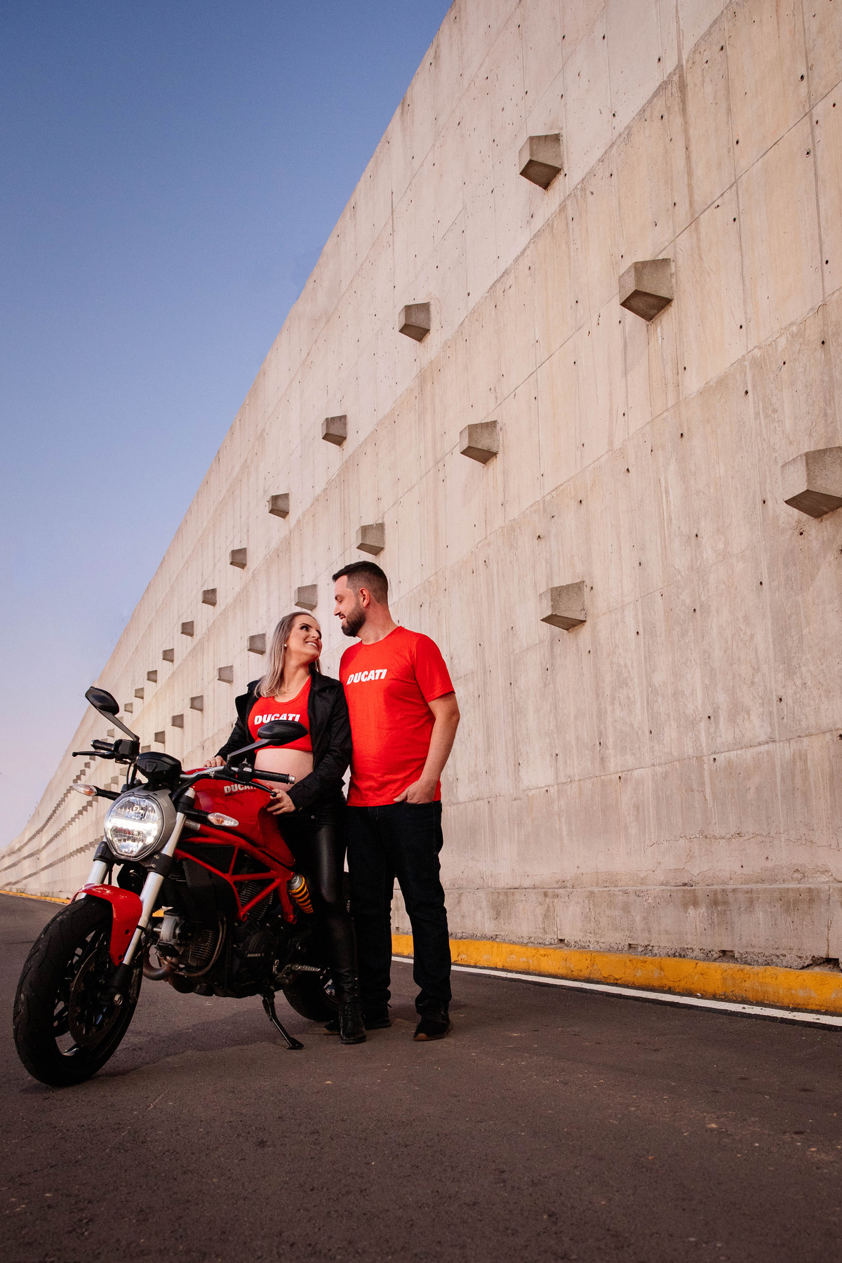Ensaio Gestante Gestação  Bebê à Bordo Fotografia de gestante Fotógrafos em Garibaldi Fotografia em garibaldi Aline Bortolini Aline Bortolini Fotografia Fotografia em Bento Gonçalves Doce espera Fotografia no vale dos vinhedos Mãe de menino dog família