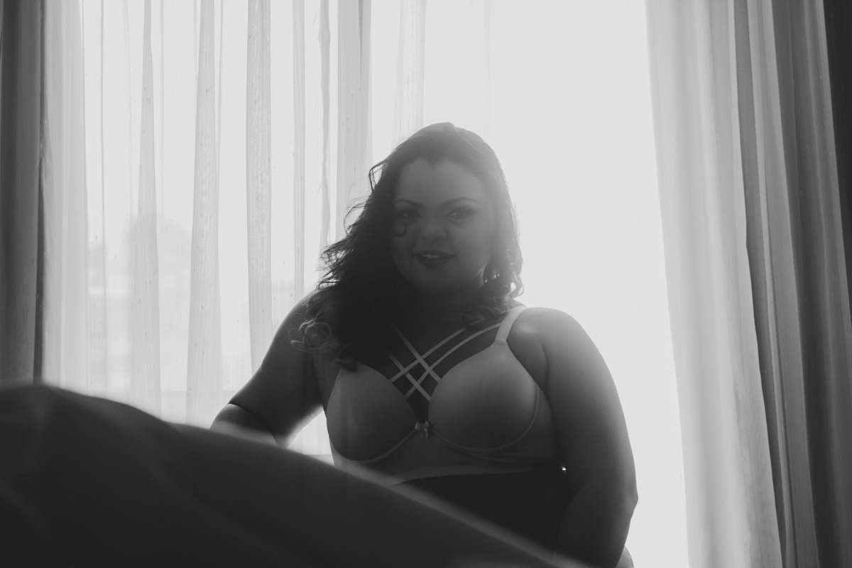 fotografo-janela-plus-size-sensual-atitude-em-santos-sp