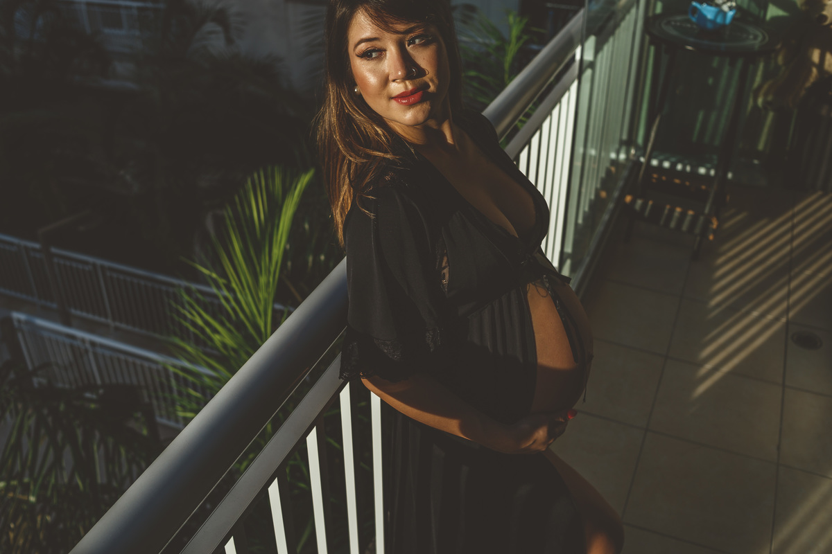 ensaio-gestante-em-sensual-por-do-sol