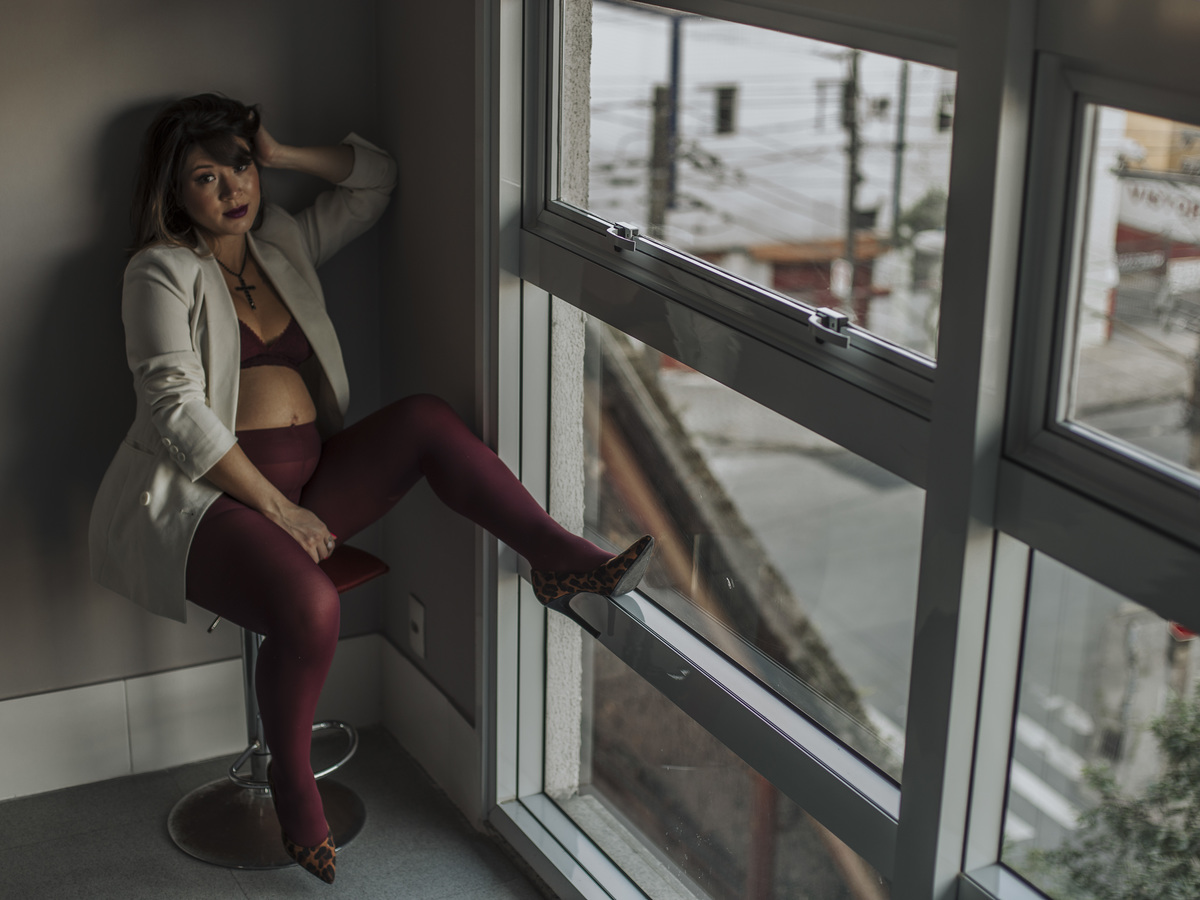 ensaio-gestante-em-sao-paulo-sp-sensual-luz-janela-fashion